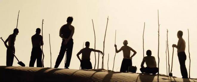 李艺科,刘培清和多位甘肃本土优秀演员克服了在沙漠中风沙大,温差也大