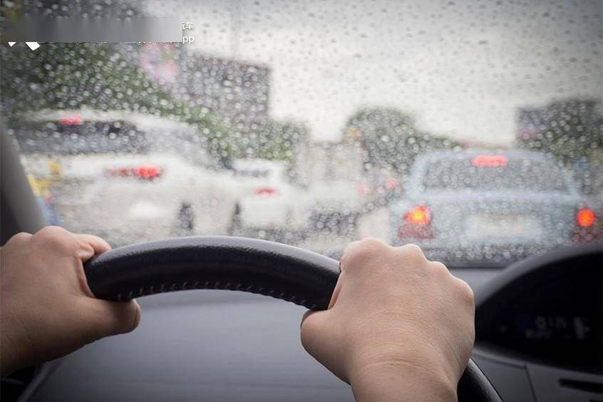 大暴雨开车又慌又怕?那你要掌握这些行车必看常识_搜狐汽车_搜狐网