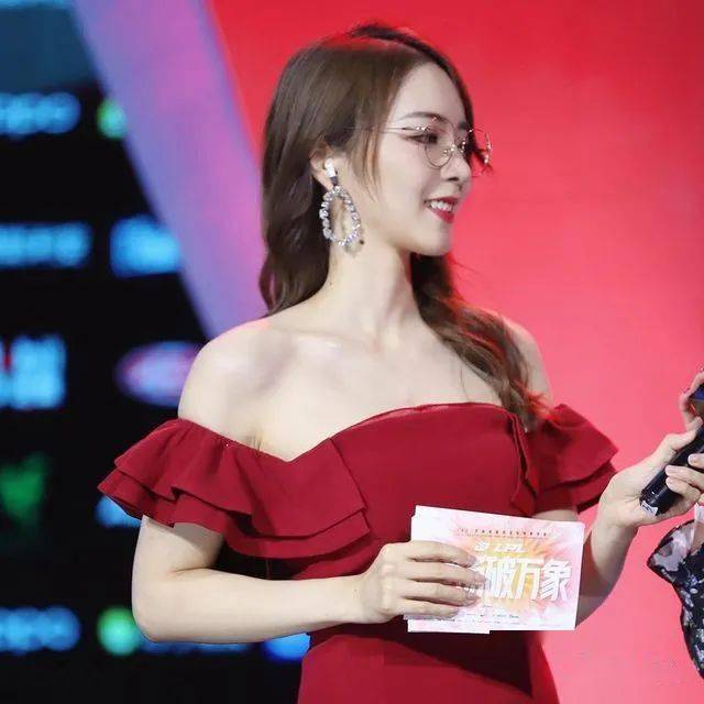 【百花体坛】电竞女主持余霜大换造型 网友直呼老师我顶不住了!