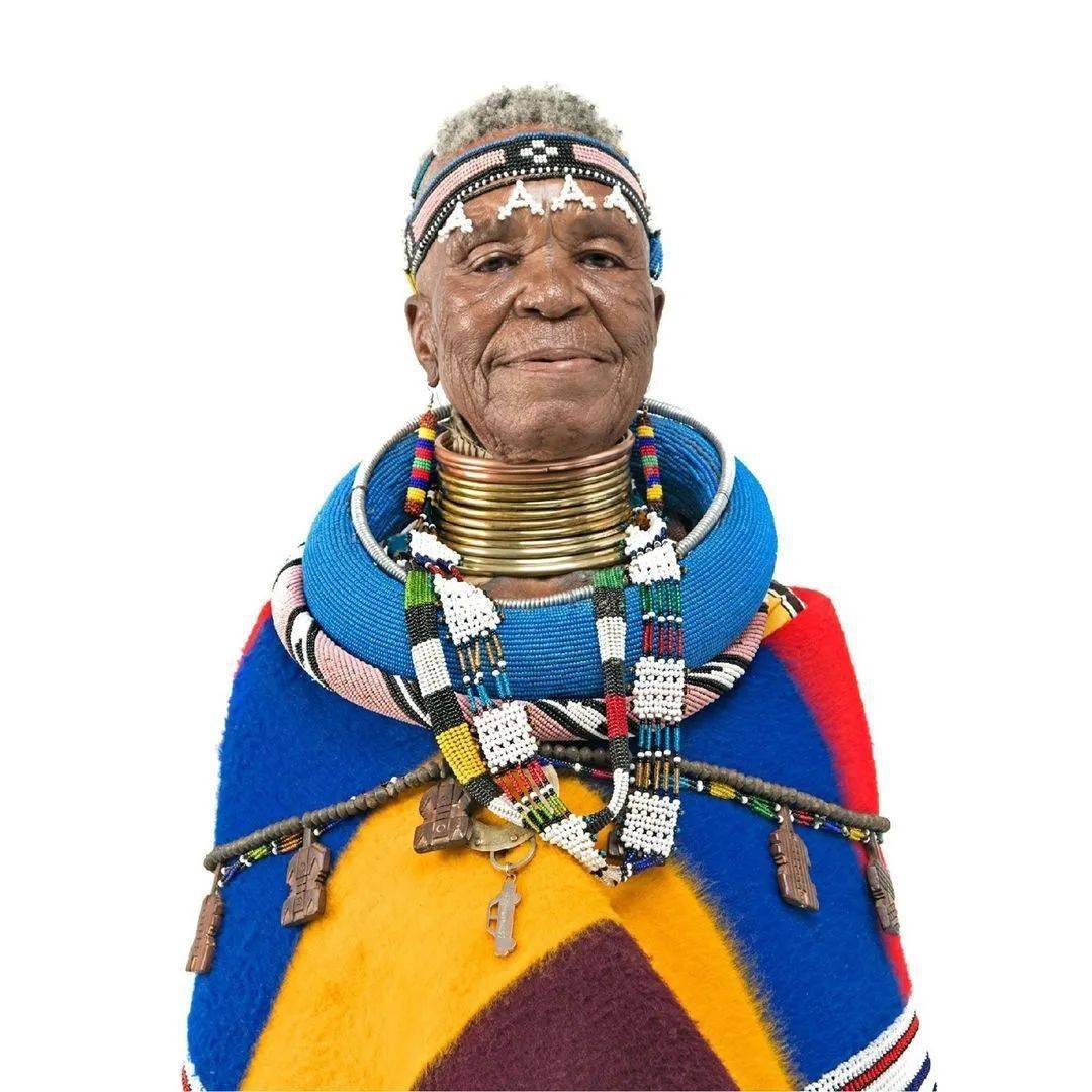 在1986年,一位巴黎艺术节的策展人无意经过恩德贝勒村就被眼前所绘制