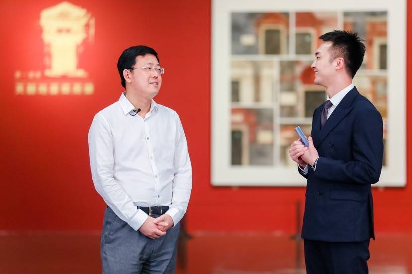 图片说明:中华艺术宫(上海美术馆)执行馆长沈捷(左)在世博秀带直播间