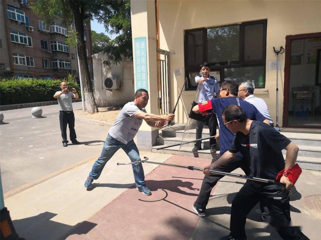 辽阳市第十八中学开展防暴应急演练