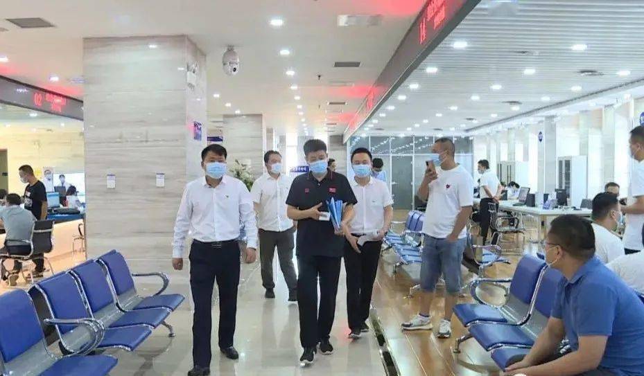 一把手走流程市人民政府办公室脚步丈量民情行动践行担当