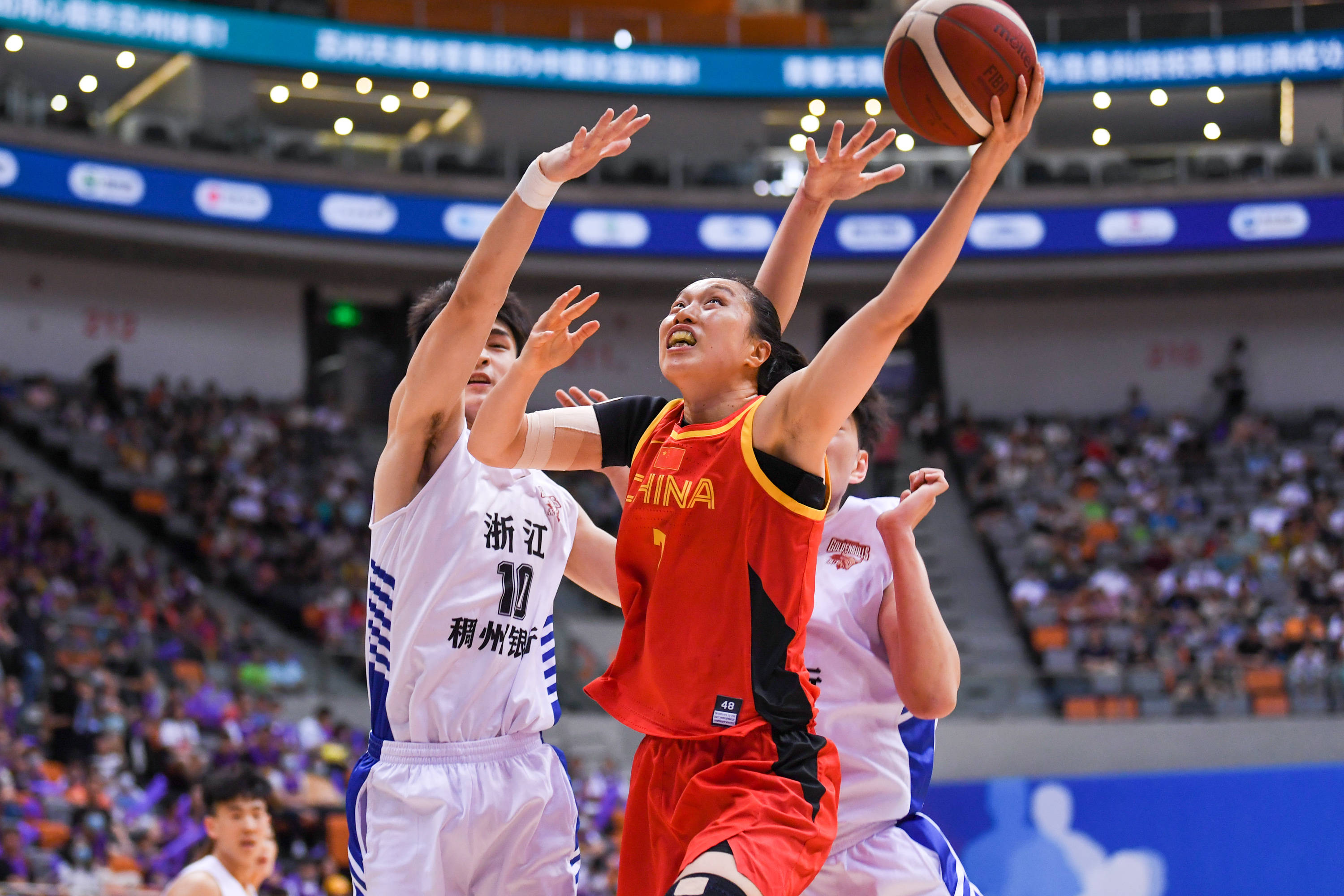 篮球热身赛中国女篮不敌浙江青年男篮
