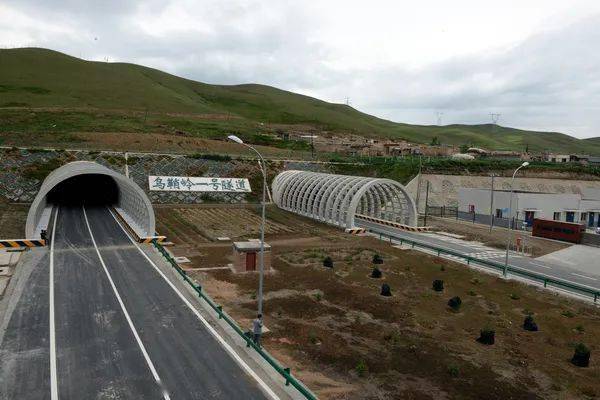 翻山越岭的筑路奇迹,崇山峻岭间靓丽的风景线!_隧道