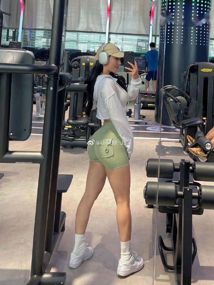 健身版李嘉欣一个电臀gif爆红全网太辣了
