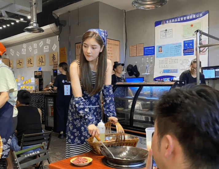 长沙20张桌子的地摊火锅因老板娘的神仙颜值走红饭点一座难求