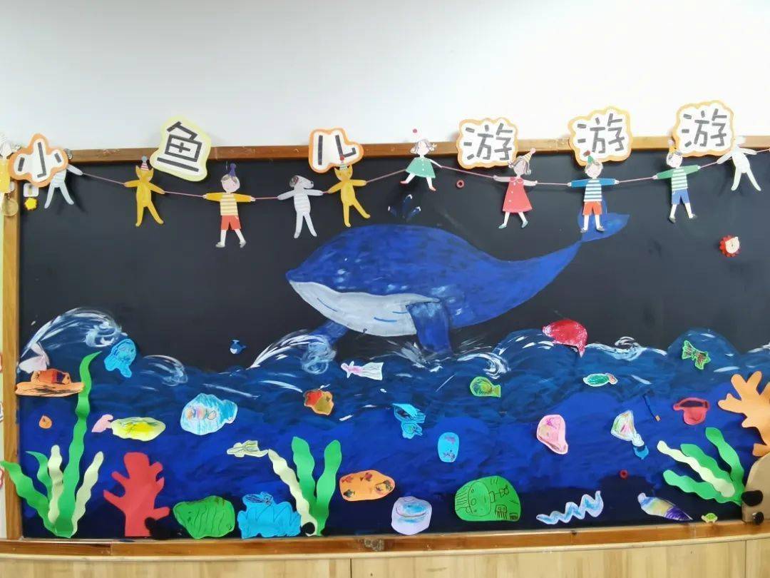 向下滑动查看更多小班组主题《小鱼游游游》老师在孩子心里播种美