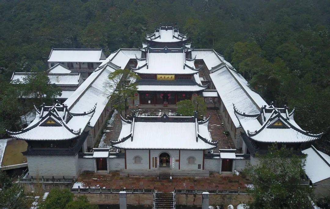 遊覽到雪竇寺及其周邊,聽取了名山建設重點項目彌勒聖壇,資福律寺