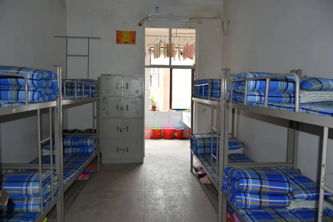 湖南师大附中耒阳分校共有学生公寓十栋,宿舍内均安装了空调,电风扇