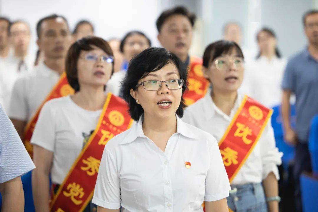 风采心中有信仰脚下有力量海口市优秀党务工作者符燕在教育战线守初心