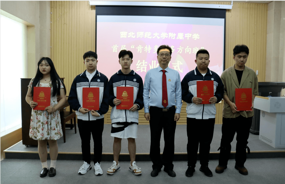 学生代表汪晋弘回顾了在附中两年充实的学习和丰富的文化活动.