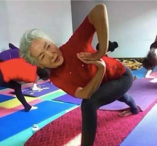 75岁奶奶练瑜伽14年教过的学生上千人身体比少女还柔韧她是怎么做到的