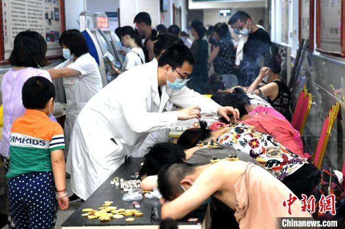 进行|盛夏三伏天 福州市民热衷“三伏灸”