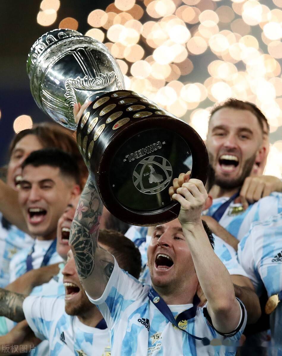 阿根廷时隔28年再次登顶美洲杯梅西亲吻奖杯品尝冠军滋味