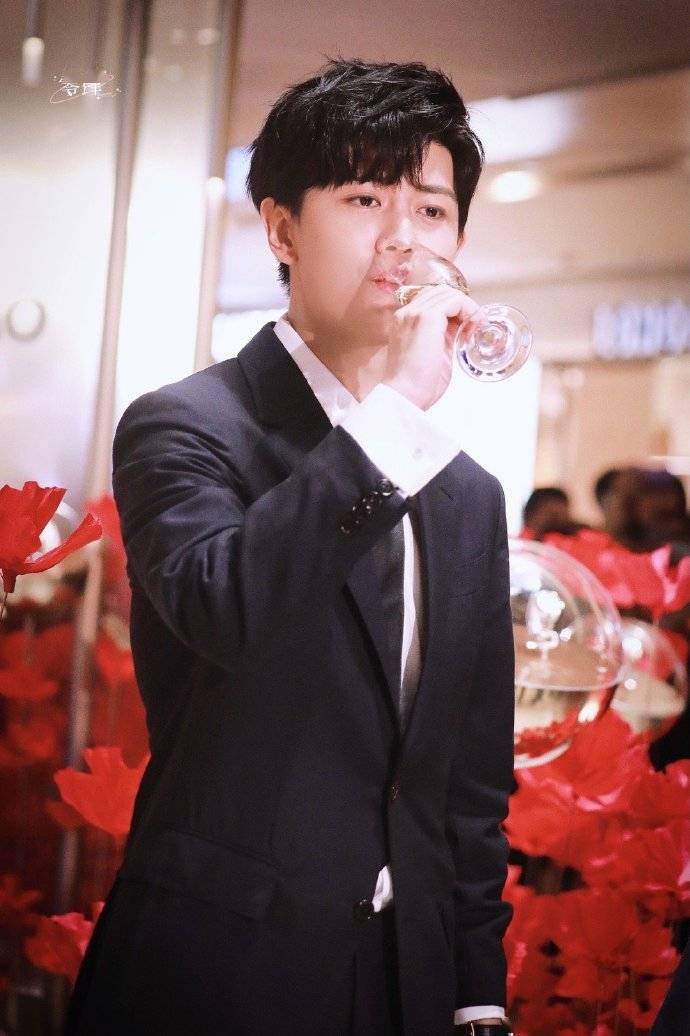 品牌|[消息]今日份西装小王子美貌暴风输出！任嘉伦现身南京品牌活动优雅举起高脚杯
