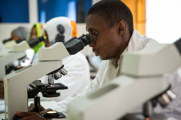 新华社|全球连线 丨 这个虐了人类几千年的疾病，中国赢了还在帮大家赢