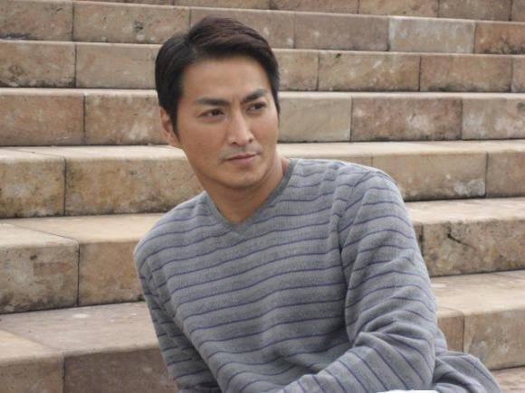 知名港星的人生逆袭:年轻时曾做过扛尸工,62岁经商身家过亿_何家劲