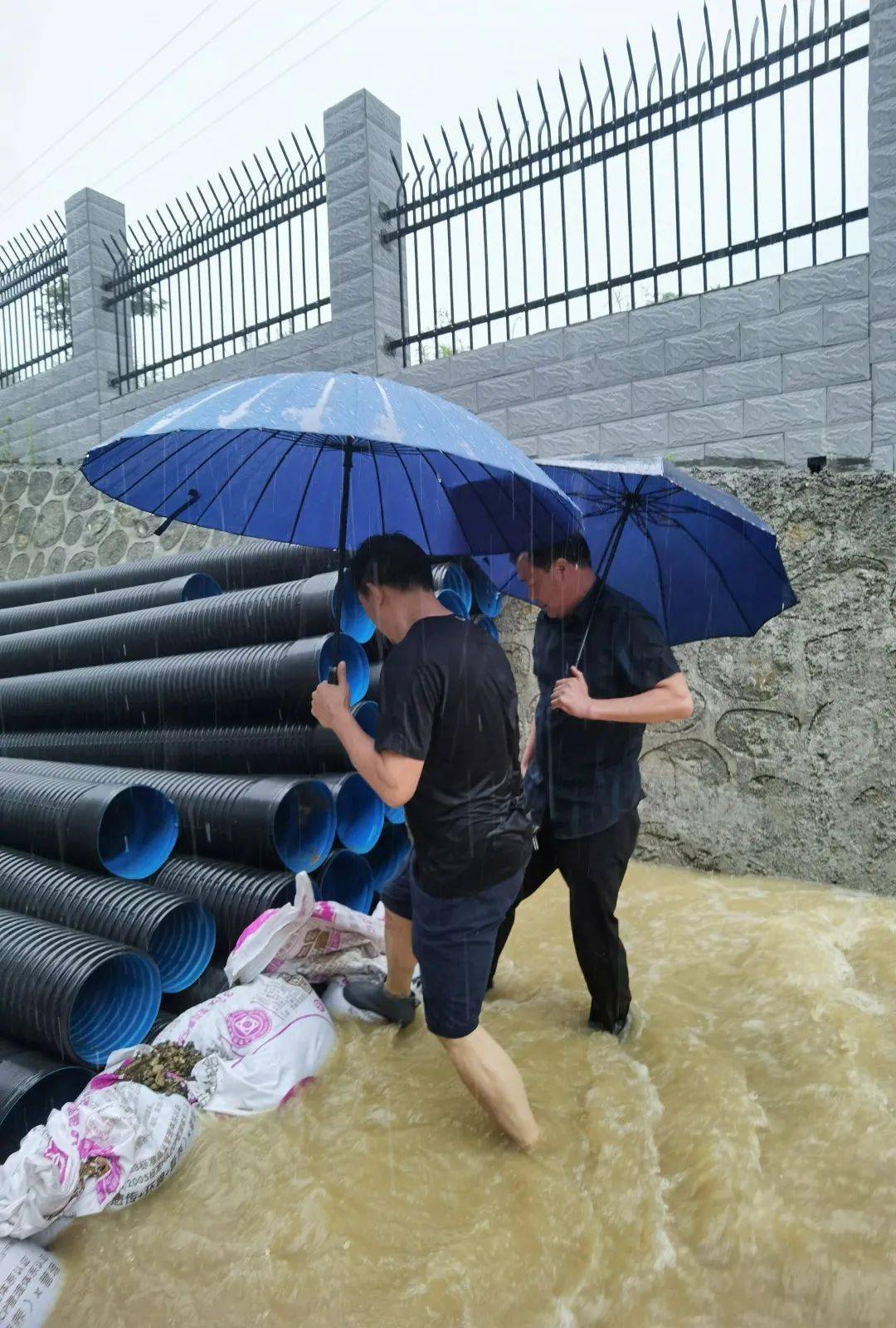 文裕丹▲ 巴山镇党委政府组织镇村干部查灾救灾抢修渔紫路确保主干