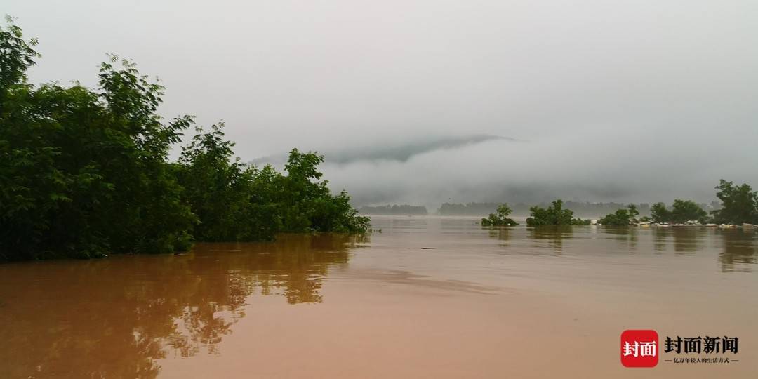 洪峰过古镇 四川平昌白衣镇紧急转移万余群众_洪水