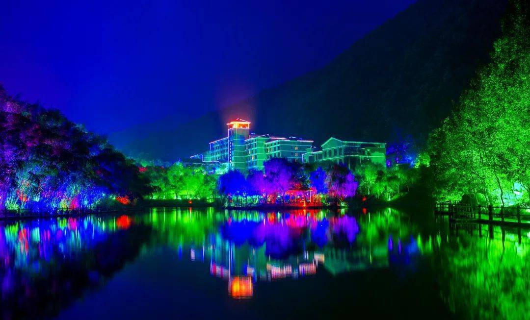 关公湖夜景竹香水街夜景在重渡沟,山和水的完美配合显得淋漓尽致.