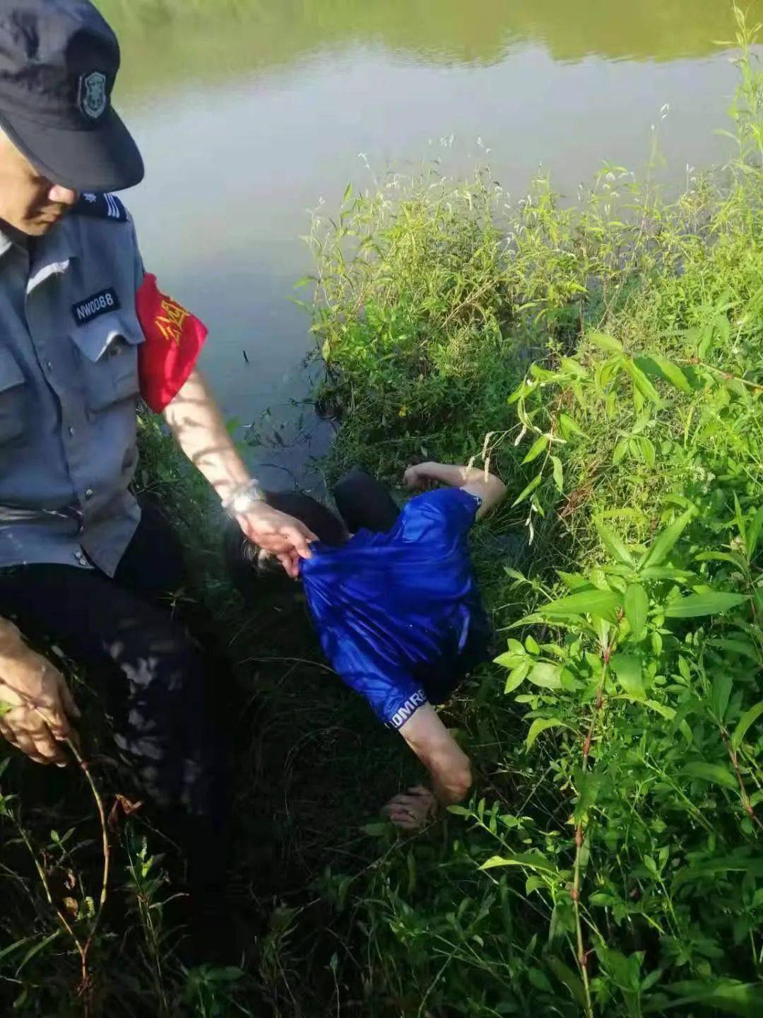 盛夏来临→这种入水方式可绝对不行