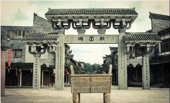 02/如玉带,连缀起左右岸的块块历史文化瑰宝郪江自西北,经全境蜿蜒