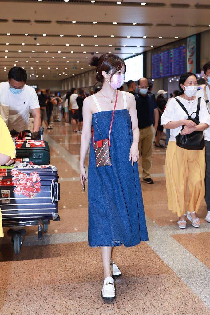方头|李菲儿戴梦幻口罩笑容明媚 穿吊带长裙露香肩变甜酷少女