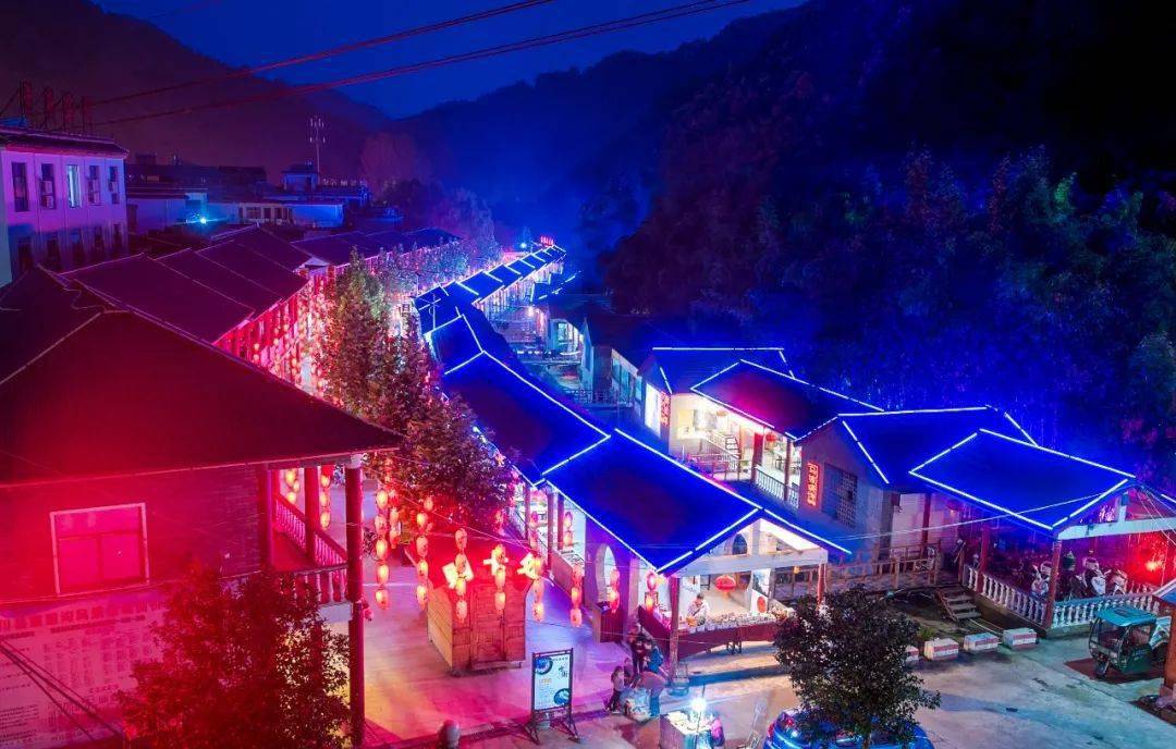 竹香水街夜景在重渡沟,山和水的完美配合显得淋漓尽致.