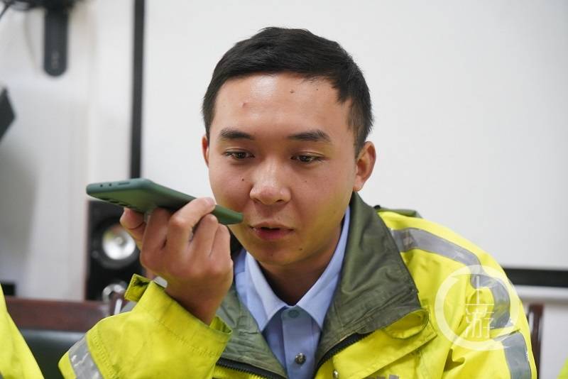 蹦跶着赶来推车的小可爱找到了他是渝北骁骑队员刘茂森