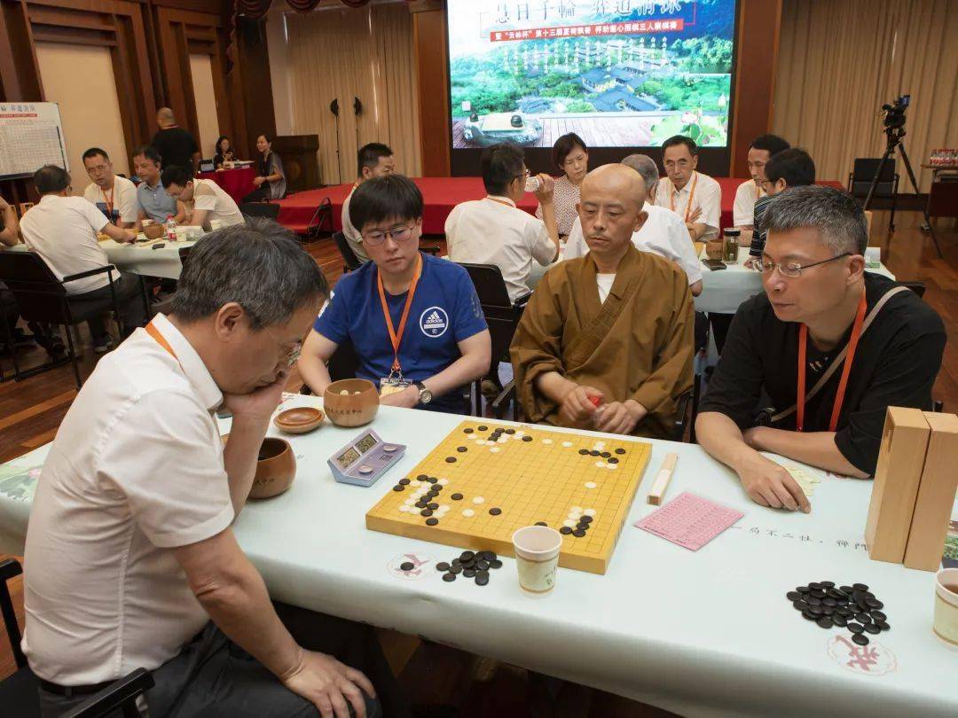 信仰佛教的梁武帝,促使围棋走入寺院,从此"寺寺皆闻下子声",许多僧人