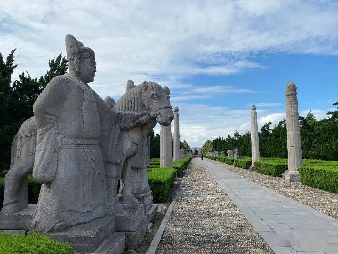 凤阳一小伙不棍了吧还爬古石像生结果被抓了吧