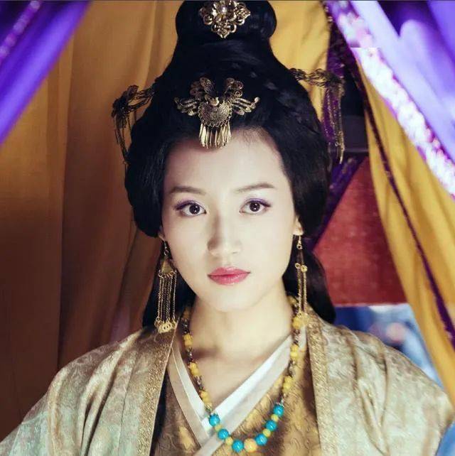 甄妃,三国时袁绍次子袁熙之妻,有国色.