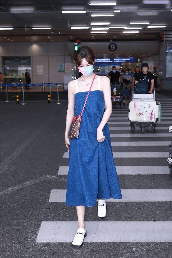 方头|李菲儿戴梦幻口罩笑容明媚 穿吊带长裙露香肩变甜酷少女