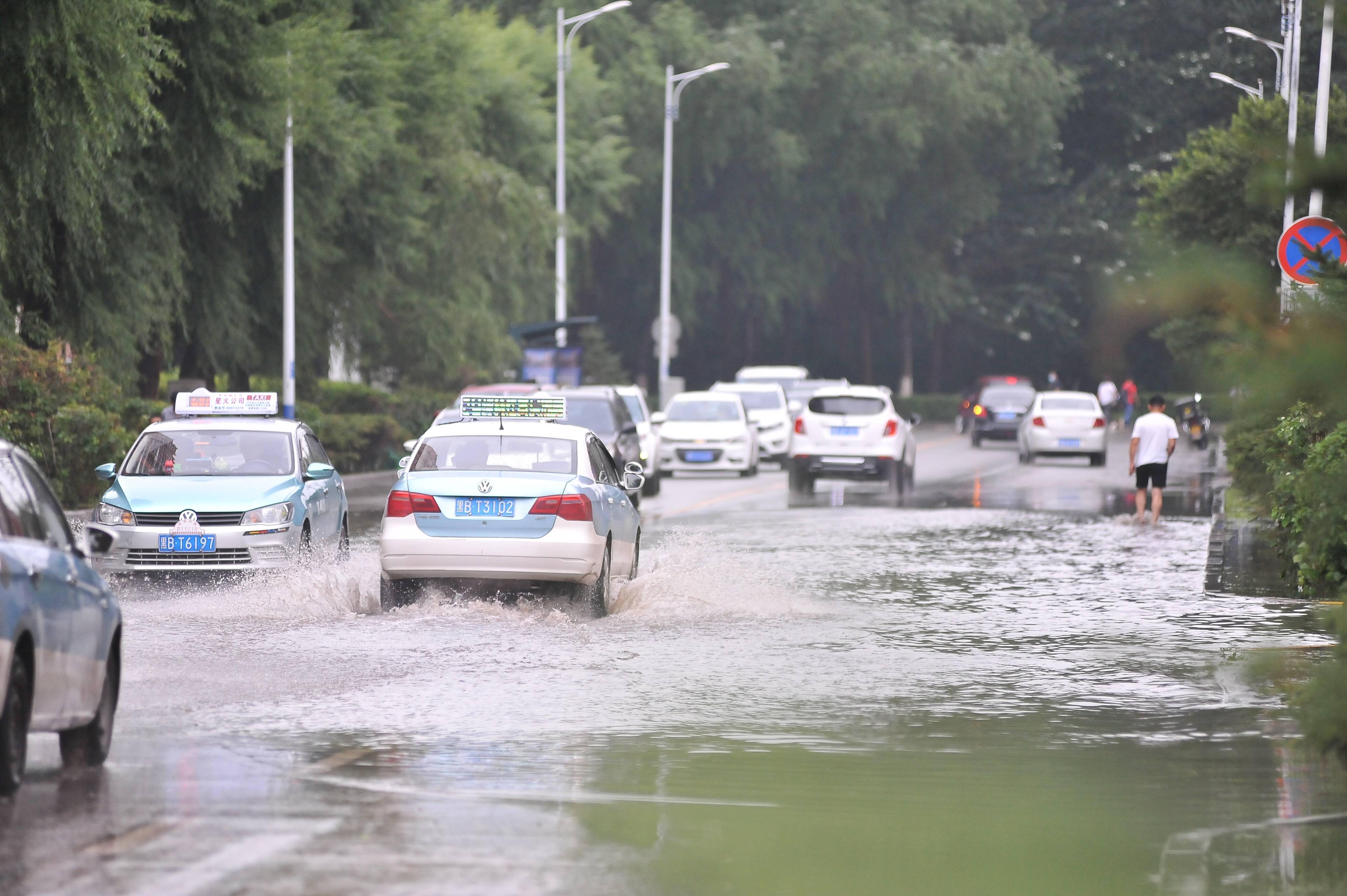雨后这条路变成小河,行人涉水前行一场大雨,考验城市排水设施_积水