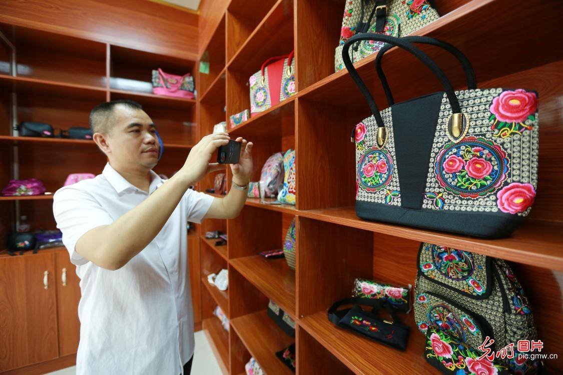 native|Embroidery workshop helps local poverty alleviation in SW China's Guizhou