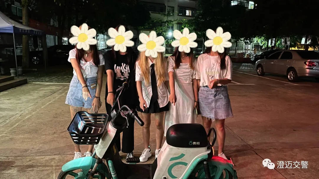 一辆共享单车上坐5个人5名女初中生深夜街头炫技交警直接叫家长