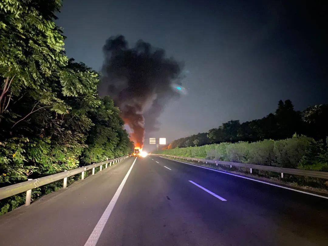 快跑快跑凌晨宁波交警高速上大声嘶吼上演生死营救
