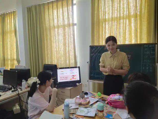 第一堂课为一节由师傅吴爽老师及徒弟张舒婷共同备课的四年级上册unit