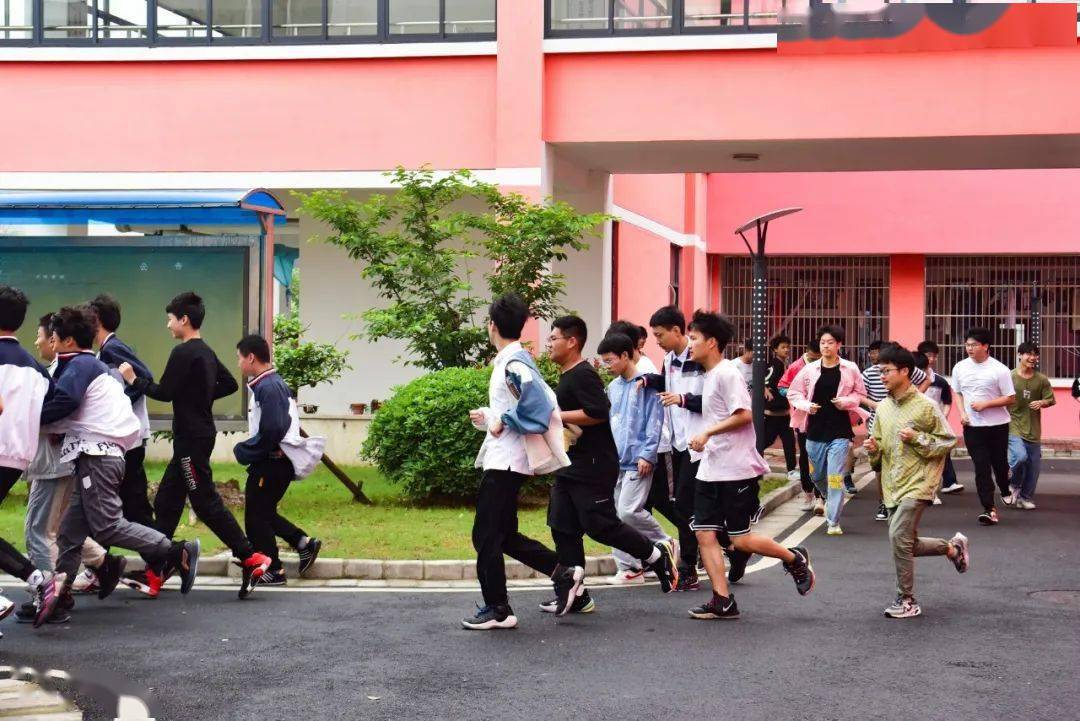 无锡市红十字会和惠山区红十字会领导一行来堰桥高中调研