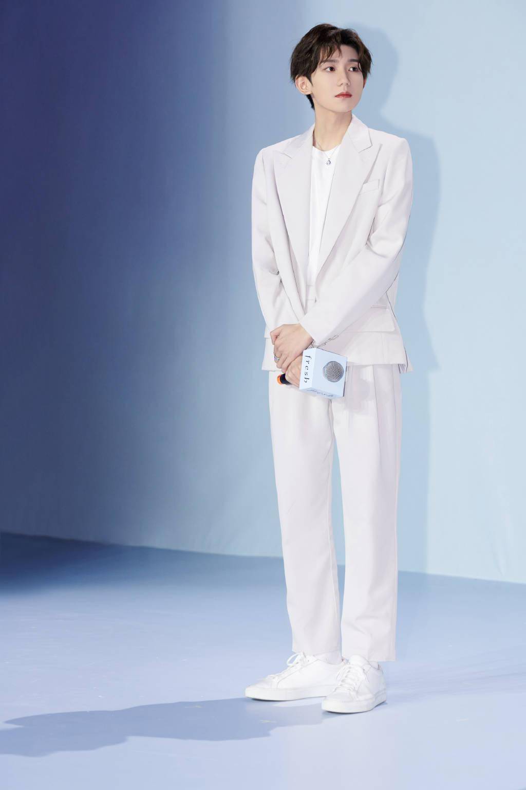 王源身着米灰色西服套装出席品牌活动 粉粉嫩嫩小卷毛带来新鲜《疯人