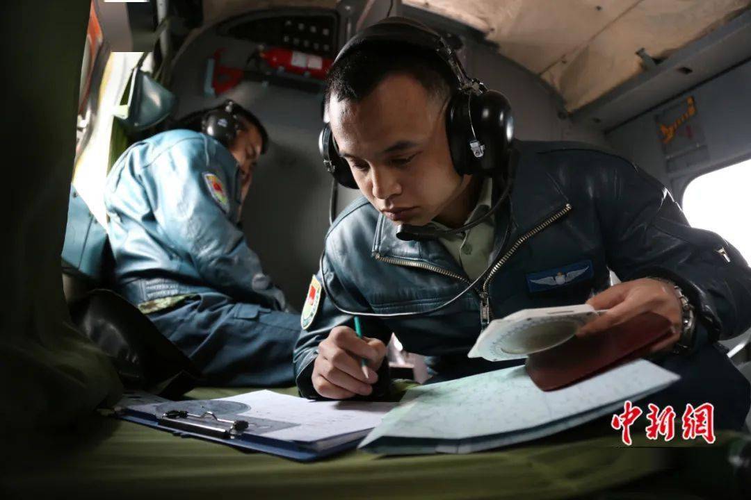 作为昆明航空救援支队最晚到队的一批飞行员,李凯涛在2个月内就完成了