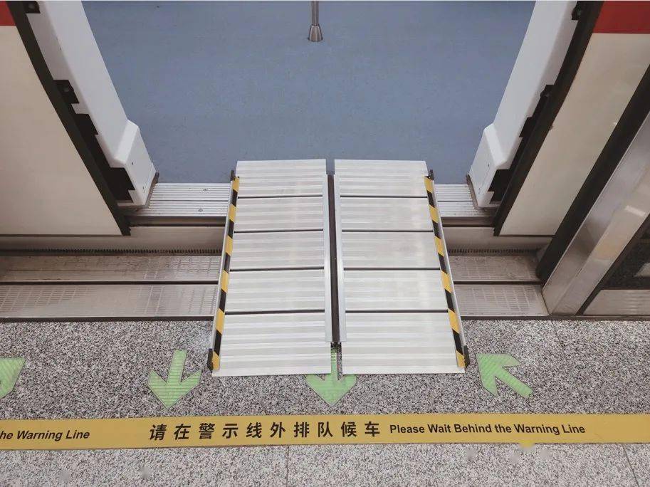 乘坐轮椅的乘客乘车时,车站站务人员会提供专门的轮椅踏板,铺设在地铁