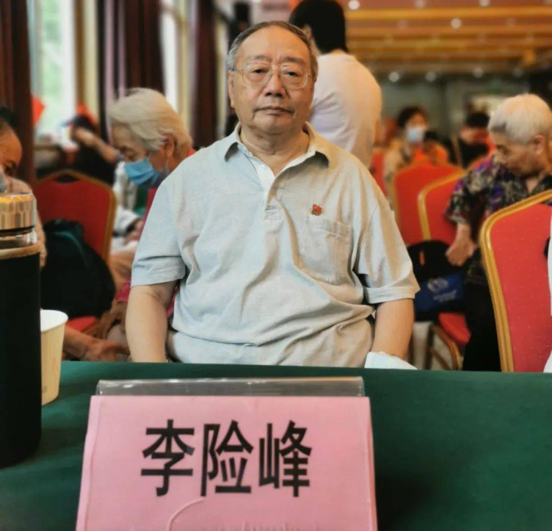 李险峰教授:北京原胸科医院主任医师,大外科主任,专家组成员骨质疏松