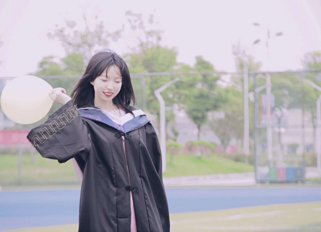 摆好pose留下最美毕业照吧~ps:点击以下图片查看最美毕业照~千里相逢