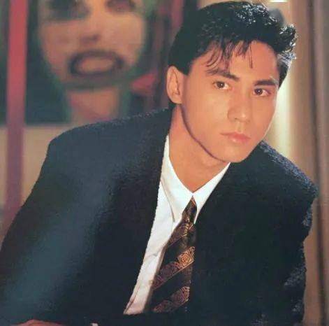 他红过毛宁,爱过周慧敏,进退乐坛两次,留下昙花一现的传奇往事_黄凯芹