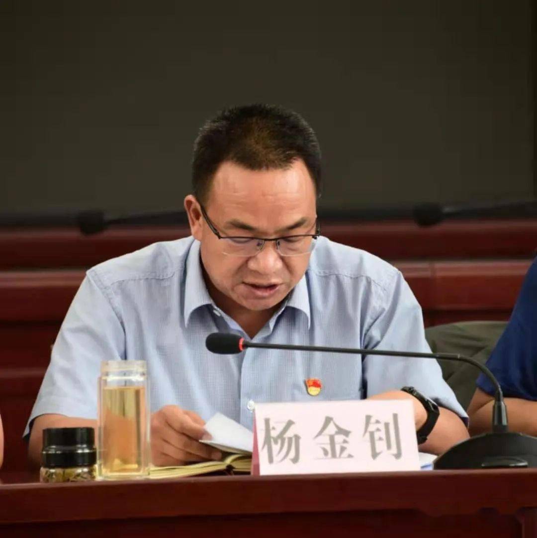 县人民政府副县长张燕珍就鹤庆县创建全国民族团结进步示范县工作围绕