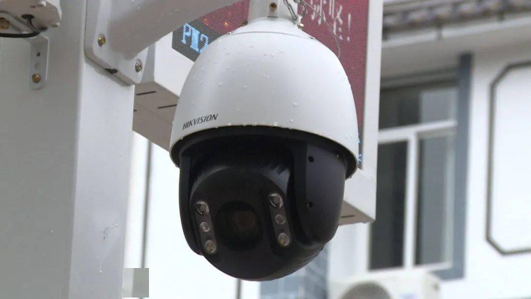 广播"紧急呼叫"按钮led智慧城市宣传屏兴鹤路上共设有33盏智慧化路灯