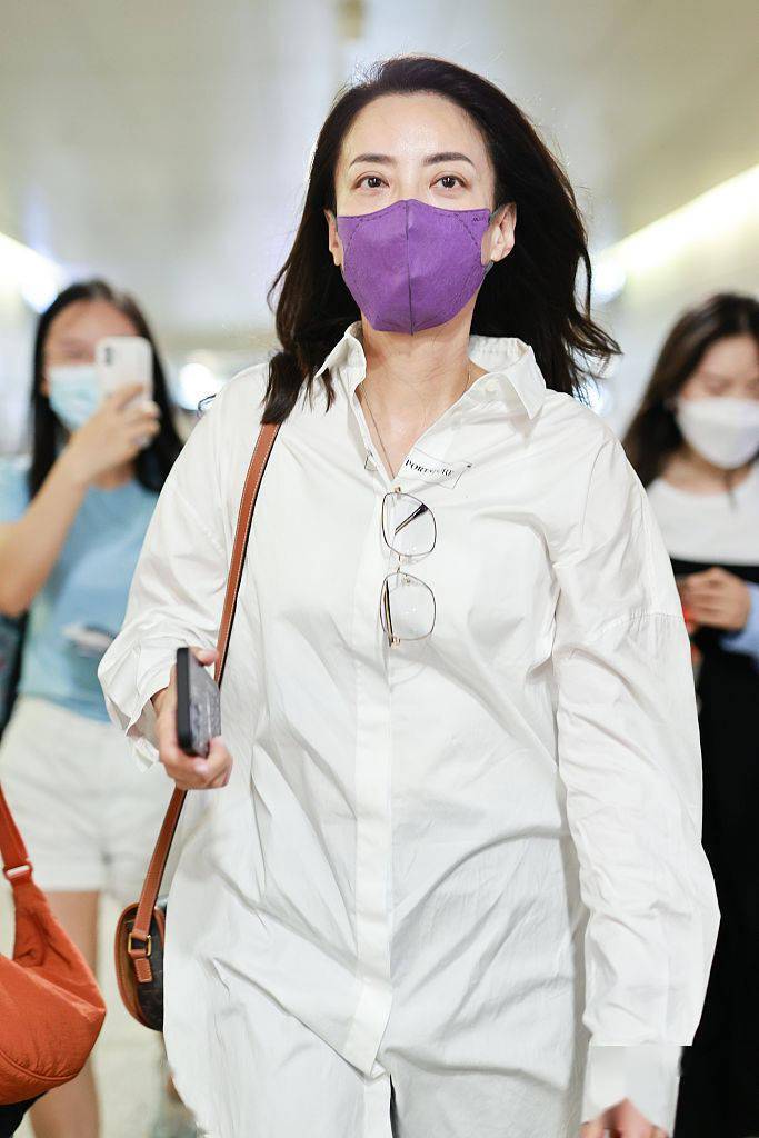 黑长直|霍汶希穿白衬衫肩背Celine挎包 简约干练超级飒