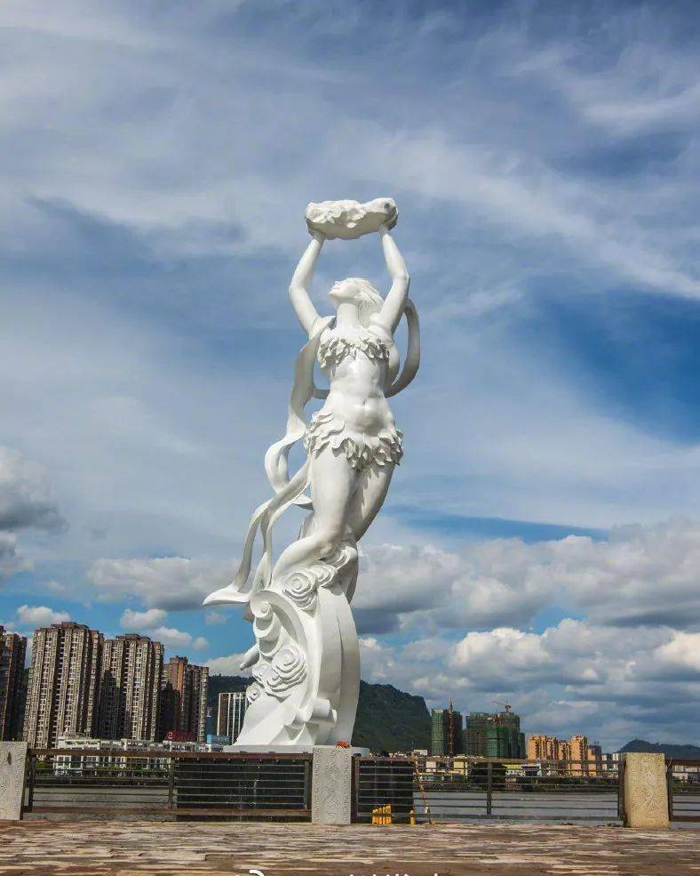 当地民间传说,当年女娲补天时精疲力竭而死,只留下雅安一个缺口.